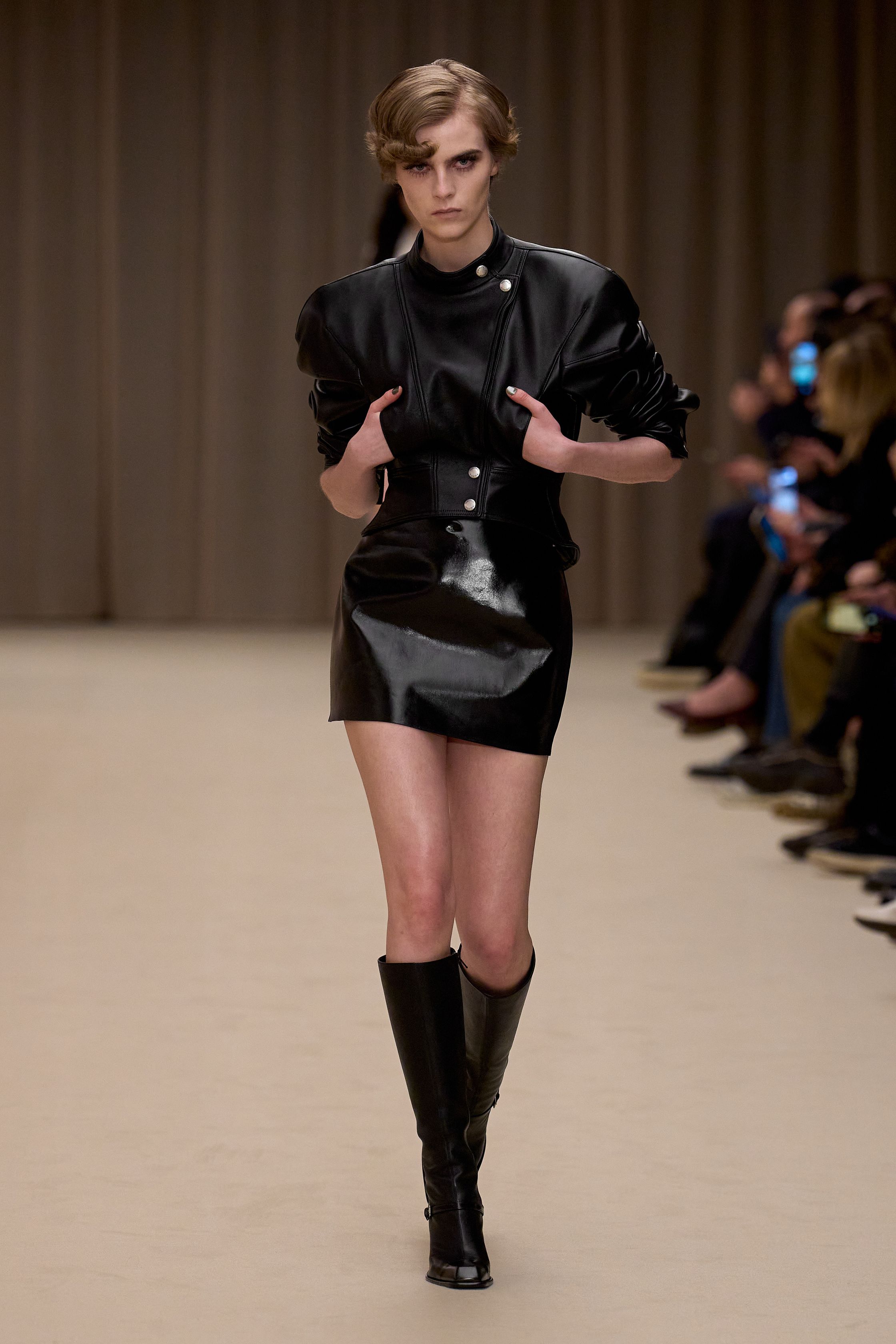 McQueen 本季延续品牌标志性的暗黑浪漫：收腰短裙套装、雕塑感肩线、精致刺绣礼服与戏剧化斗篷让整场秀充满哥特式戏剧张力。细腻蕾丝、金属光泽和建筑般轮廓塑造出强烈女性力量，同时保留麦昆一贯的浪漫与神秘-顽石频道趋势研究